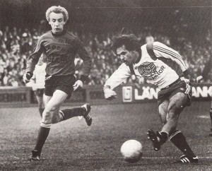 Unglaubliche 4.500 Zuschauer in der 2. Liga! Der Steyrer Gerhard Stöffelbauer (rechts) zieht ab. Aus SK Vorwärts Steyr gg. FavAC, 3 : 0 (1 : 0) vom 29. September 1979. Foto: oepb
