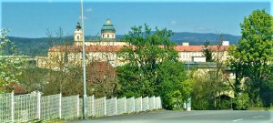 Blick vom Kronbühel-Hügel, auf dem sich die Kaserne befindet, direkt hinüber zum Stift. Dazwischen und inmitten liegt die Stadtgemeinde Melk. Foto: oepb