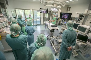Highlight waren im Göttlicher Heiland Krankenhaus die Führungen in den OP inklusive Besichtigung der neuen Angiographieanlage mit Herzkatheter. Foto: Bubu Dujmic