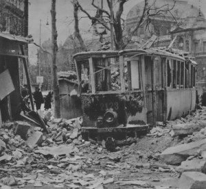 Die Aufräumarbeiten in Wien im Jahre 1945 setzten sofort nach den verstummten Bombenangriffen ein. Zahlloser Schutt türmte sich auf. Dieser musste zuerst mühsam weggeschafft werden, ehe der eigentliche Wiederaufbau einsetzen konnte. Foto: Stadt Wien / oepb