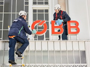 Wie jedes Jahr steht auch bei den ÖBB zu dieser Jahreszeit der klassische Frühjahrsputz auf dem Programm ­ speziell auf den Bahnhöfen. Foto: ÖBB / Sebastian Reich