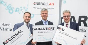 Unter dem Motto „Alles aus einer Hand mit Preisgarantie“ präsentieren (von links) Michael Baminger (Geschäftsführer Energie AG Oberösterreich Vertrieb GmbH), Energie AG-Generaldirektor Werner Steinecker und Klaus Dorninger (Geschäftsführer Energie AG Oberösterreich Vertrieb GmbH) den neuen Vertrieb der Energie AG. Foto: Energie AG OÖ