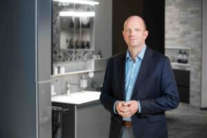 Christian Buchbauer, Leiter Marketing und Produktmanagement bei Geberit Österreich, präsentiert die neuen Geberit-Komplettbäder. Foto Geberit