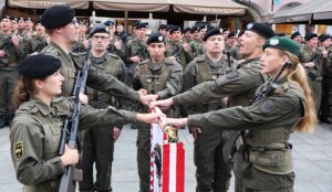 ³Ich gelobe!² - Die Soldatinnen und Soldaten leisten den Treueid auf die Standarte der 4. Panzergrenadierbrigade. Foto: BMLV / Vzlt Anton MIKLA