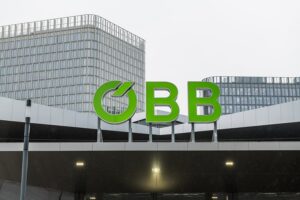 Das ÖBB Logo am Hauptbahnhof Wien leuchtet seit heute grün. Foto: ÖBB / Michael Fritscher