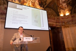 ÖWM-Geschäftsführer Willi Klinger präsentiert heute in Wien das Buch "Wein in Österreich: Die Geschichte". Foto: ÖWM / Sebastian Philipp