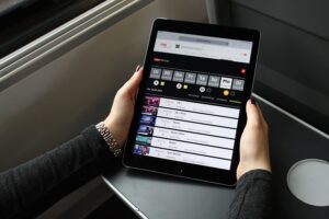 Österreichische Serien- und Filmklassiker zum Streamen! Die ÖBB bieten nun den Fahrgästen an, ORF-Live-Übertragungen von Großereignissen unterbrechungsfrei im Zug ansehen zu können. Foto: ÖBB / Aschauer