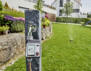 Die Bewässerungssteuerung von GARDENA spart Wasser, schenkt mehr Freizeit und versorgt die Pflanzen auch perfekt im Urlaub. Mithilfe einer Bewässerungssteuerung können die Bewässerungszeiten effizient programmiert werden. Foto: GARDENA