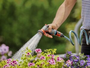 Mit der neuen kompakten GARDENA Balkonbrause lassen sich Pflanzen in Töpfen und Balkonkästen schonend mit Wasser versorgen. Durch den besonders sanften Sprühstrahl wird beim Bewässern keine Erde aus dem Topf gespült. Foto: GARDENA