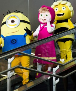 Zahlreiche bunte Kinderhelden lassen sich gerne Anfassen und Fotografieren. Foto: BahnhofCity Wien Hauptbahnhof  