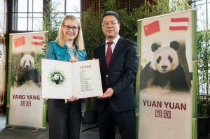 Übergabe der Unterlagen durch Peng Youdong an Bundesministerin Margarete Schramböck. Foto: Daniel Zupanc