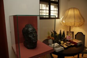 Die neue Schatzkammer – Selbstbildnis, 1917, Bronze (Guss von 1960), Landessammlungen Niederösterreich. Foto: Egon Schiele Museum