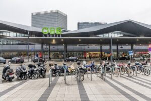 ... Bahnhöfe, Büros, Werkstätten, Containerkräne, alles mit 100 Prozent Grünstrom. Beide Fotos: ÖBB / Michael Fritscher