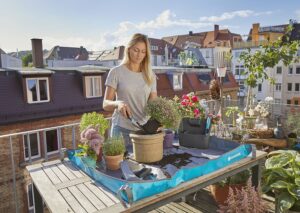 Mit der praktischen GARDENA Pflanzmatte verschmutzen weder Boden noch Tisch und mühsames Auflesen entfällt. Foto: GARDENA