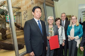 Zu Besuch bei Yuan Yuan im Panda-Haus: v.l.: Vorsitzender LI Zhanshu, Tiergartendirektorin Dagmar Schratter, Doris Schmidauer, Bundespräsident Alexander Van der Bellen, Bundesministerin Margarete Schramböck. Foto: Daniel Zupanc