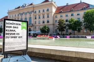 Am Tag der Umwelt (5. Juni 2019) beteiligte sich der Konzern daher an der Debatte um das Klima mit einer Botschaft, die wachrütteln soll und ließen dazu das MQ Wien im Wasser versinken. Foto: ÖBB / Michael Fritscher
