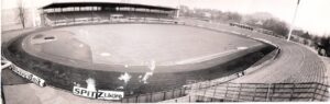 Blick von der Stadionuhr hinein, auf die “Gugl” in der Saison 1971/72. Foto: oepb