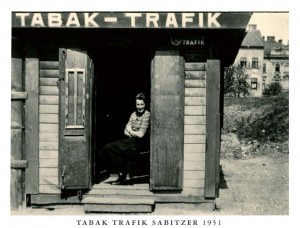 Die Tabak Trafik Sabitzer am Linzer Südbahnhofmarkt anno 1951. Foto: privat / Sammlung Karin Sabitzer