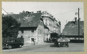 Über die Eisenhandstrasse, hier eine Aufnahme von 1955, fuhren die Beschicker und Standler nach langen Markttagen wieder ab. Foto: privat / Sammlung Yvonne Taing 