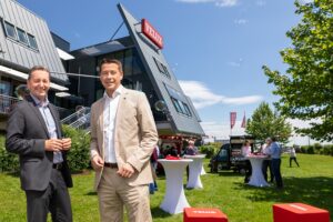 Auch Vize-Präsident LAbg. Mag. Kurt Hackl (links) von der NÖ-Wirtschaftskammer besuchte den VELUX Fenstertag, hier im Bild mit VELUX Österreich Geschäftsführer und Gastgeber DI Michael Walter. Foto: VELUX
