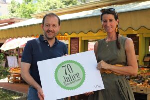 Vizebürgermeister Mag. Bernhard Baier und Karin Sabitzer, Obfrau der ARGE Südbahnhofmarkt, informierten nun über das anstehende Jubiläum “70 Jahre Südbahnhofmarkt". Foto: Stadt Linz 