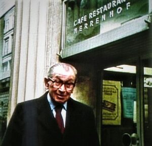 Friedrich Torberg, 1978, vor dem Café Herrenhof in Wien I. Foto: Erwin H. Aglas, oepb