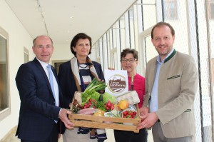 Schülerinnen und Schüler machen ab sofort regionale Produkt-Palette der Linzer Ab-Hof-Nahversorger digital sichtbar. Im Bild von links: Agrar-Landesrat Max Hiegelsberger, Michaela Hartl, Direktorin HBLA Elmberg, Stadtbäuerin Michaela Sommer und Vizebürgermeister Bernhard Baier. Foto: Stadt Linz