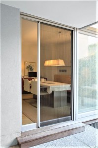 Irgendwann kommt er, der Sommer. Und mit ihm die stechenden kleinen Quälgeister. Wenn die Insektensaison begonnen hat, sollten auch die kleinsten Balkon- und Terrassentüren fit gegen Gelse, Mücke und Co. sein. Plissees und andere Insektenschutzsysteme verhindern, dass die ungebetenen Gäste in die Innenräume vordringen. Foto: VALETTA