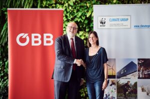 Die ÖBB, in Form von Vorstandsvorsitzenden Andeas Matthä unterzeichnen gemeinsam mit Andrea Johanides, Geschäftsführerin von WWF Österreich die WWF CLIMATE GROUP Charta. Gemeinsamen Initiativen für die Verlagerung des Güterverkehrs auf der Schiene steht damit nicht mehr im Weg. Foto: ÖBB / Marek Knopp