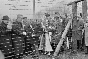 Durchtrennung des Eisernen Vorhangs bei Laa an der Thaya durch Außenminister Mock (Zweiter von links) und Jiří Dienstbier (Herr mit Zange), 17. Dezember 1989. Foto: NLK Schleich