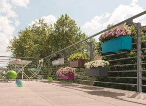 Damit wirkt der Balkon auch nach vielen heißen Tagen frisch und lebendig. Foto: Lechuza / bellaflora