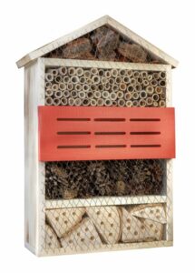 Gartennutzer unterstützen mit einem bellaflora-Insektenhotel die Artenvielfalt und sichern so den Lebensraum für unterschiedlichste Nützlinge. Foto: bellaflora