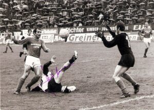 In der höchsten Spielklasse, der Bundesliga, die damals noch Nationalliga hieß, traf der LASK zuletzt in der Saison 1970/71 auf die WSG Wattens. Hier eine Spielszene aus der Spielzeit davor, vom Samstag, 16. Mai 1970. Der LASK gewann im Linzer Stadion bei strömendem Regen vor 3.000 Zuschauern mit 3 : 0 (3 : 0). Im Bild von links: Adolf Jud (Wattens), der zweifache Torschütze an diesem Tag Kurt Leitner (LASK, am Boden), sowie Friedl Koncilia (Wattens). Foto: oepb