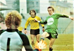 Ein ebenbürtiges Duell mit Traditionscharakter. RAPID empfängt mit dem LASK einen Gegner, mit dem man sich seit Jahrzehnten duelliert. Hier eine Spielszene vom 15. März 1980. Im damaligen Weststadion trennte man sich vor 5.500 Zuschauern 0 : 0. Im Bild von links: LASK-Keeper Klaus Lindenberger, Edi Krieger (LASK), https://www.oepb.at/allerlei/eduard-edi-krieger-zum-70-geburtstag.html sowie der bereits verstorbene Günther Happich (RAPID). Foto: oepb  