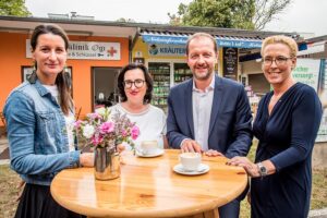 Auf gemeinsame Initiative von Marktreferent Vizebürgermeister Mag. Bernhard Baier, der ARGE Südbahnhofmarkt und Guide and More wurde jetzt die Kultur- und Genusstour „Südbahnhofmarkt“ ins Leben gerufen. Im Bild von links: Karin Sabitzer Obfrau ARGE Südbahnhofmarkt; Sonja Kimeswenger, MBA Guide and More; Marktreferent Vizebürgermeister Bernhard Baier, sowie Mag. Anke Merkl, Abteilungsleiterin Wirtschaft und EU. Foto: Stadt Linz  