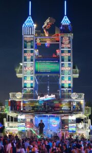 Familien-Attraktion samt Adrenalin Kick in luftiger Höhe: 30,5 Meter, neun Etagen und mehr als 1.100 Quadratmeter voller surrealistischer Überraschungen. Der „Event Tower“ ist ein neues Highlight am Urfahraner Herbstmarkt. Foto: Stadt Linz
