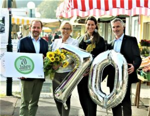 Marktreferent Vizebürgermeister Bernhard Baier, Klaus Schobesberger, Obmann der WKO Linz Stadt und Karin Sabitzer, Obfrau der ARGE Südbahnhofmarkt, freuen sich bereits sehr auf die Feier: „Der Linzer Südbahnhofmarkt ist eine fixe Institution in der Linzer Wirtschaft und ist ein Teil von Linz wie etwa der Pöstlingberg oder die Linzer Torte. Der Südbahnhofmarkt bedankt sich bei allen Marktbesuchern an diesem Jubiläumstag mit einem tollen Programm für die oft jahrzehntelange Treue.“ Im Bild von links: Vizebürgermeister Mag. Bernhard Baier, Mag.a Anke Merkl, Karin Sabitzer und Thomas Denk (WKOÖ). Foto: Stadt Linz