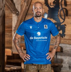 Mittelfeld-Stratege Timo Gebhart präsentierte gestern stolz das "Wiesn"-Trikot der Münchner Löwen. Foto: TSV 1860 München