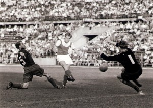 Dreifacher Torschütze beim 9 : 2-Erfolg des FK Austria Wien über den 1. FC Kaiserslautern war am 9. September 1953 im Wiener Praterstadion vor 25.000 Zuschauern Walter Schleger (Bildmitte). Foto: oepb