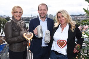 Mag.a Anke Merkl (links), Vizebürgermeister Mag. Bernhard Baier und Carmen Blume präsentieren am Event-Tower die Neuheiten und das Programm vom diesjährigen Urfahraner Herbstmarkt, inklusive der limitierten Urfix-Bierkrüge. Foto: Stadt Linz