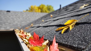 Der Winter steht vor der Tür. Höchste Zeit also, die verbleibenden schönen Wochen sinnvoll zu nützen, um das Haus auf die kalte und feuchte Jahreszeit vorzubereiten. Besonders wichtig ist dabei die Überprüfung des Daches. Foto: BMI