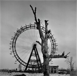 Blick auf das kriegsbedingt zerstörte Wiener Riesenrad 1945. Foto: Okamoto / ÖNB