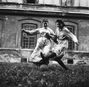 Schwestern des von den Amerikanern unterstützten Kinderheims „Am Himmel“ beim Fußballspiel. 1952. Foto: Okamoto / ÖNB 