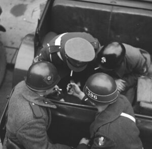 Alliierte Militärpolizei bei einer Zigarettenpause. Um 1950. Foto: Okamoto / ÖNB