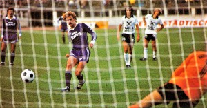 Als die Wiener Austria ihren zahlreichen Fans noch große Freude bereitete! Vor 40 Jahren zum Beispiel, am 25. August 1979, demolierte der FAK die Mannschaft von Sturm Graz mit 6 : 1 im Wiener Praterstadion. Am Ende der Saison sprang das Double dabei heraus, also gewonnene Meisterschaft und Cupsieg. Triumphe, die der derzeitige Austria-Kader maximal im violetten Vereinsmuseum besichtigen kann. Im Bild von links: Herbert Prohaska (FAK, dreifacher Torschütze an jenem Tag), Walter Schachner (FAK, zweifacher Torschütze, hier bei einem Elfmeter zum 5 : 1), Franz Wehr (Sturm), Rudolf Schauss (Sturm), sowie Torhüter Walter Saria (Sturm). Aus FK Austria Wien gegen SK Sturm Graz, 6 : 1 (Pausenstand 2 : 1), vom 25. August 1979 im Wiener Praterstadion vor 7.000 Zuschauern. Foto und Quelle: oepb