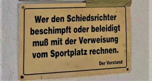 “Schiedsrichter zum Telefon!”, hieß es in früheren Jahren gerne einmal in den heimischen Stadien hierzulande. Später wusste der geneigte Sportplatzbesucher stets lautstark, wo der “Schiri sein Auto geparkt hatte”. All das wird künftighin nicht mehr aktuell sein, denn der VAR löst menschliche Fehlentscheidungen ab. Oder aber auch nicht. Man wird sehen. Foto: oepb