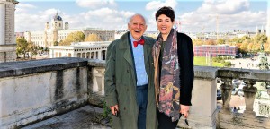 Nobelpreisträger Eric Kandel im November 2019 zu HdGÖ-Direktorin Monika Sommer auf dem sogenannten „Hitler-Balkon“: „Es ist essentiell, dass das Museum hier an diesem Ort bestehen bleibt, nicht nur wegen der historischen Bedeutung des Balkons, sondern wegen der Bedeutung des gesamten Platzes.“ Foto: eSeL.at - Joanna Pianka