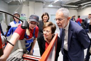 Heute Vormittag hat Bundespräsident Alexander Van der Bellen den 600 Lehrlingen in der ÖBB Lehrwerkstätte am Hebbelplatz in Wien einen Besuch abgestattet. Foto: ÖBB / Andreas Scheiblecker