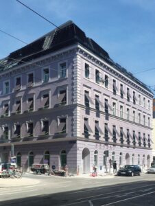 Wohnhaussanierung und Dachgeschoß-Ausbau mit Steildach in der Mariahilfer Straße 182 in Wien. Foto: © Trimmel Wall Architekten    