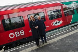 Die feierliche Zugstaufe wurde von Mag. Michaela Huber, Vorständin der ÖBB-Personenverkehrs AG und ÖFB-Präsident Dr. Leo Windtner vorgenommen. Foto: GEPA 